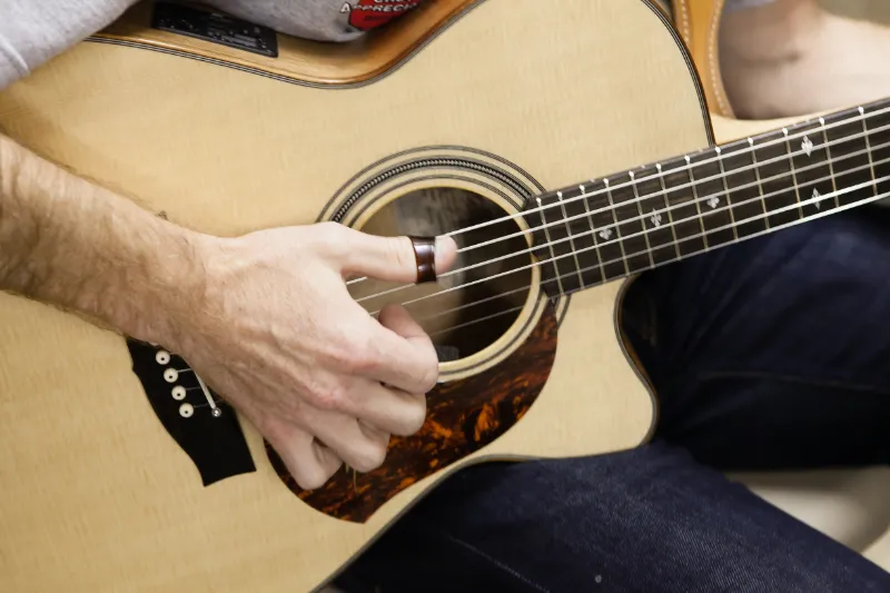 how to play guitar with fat fingers