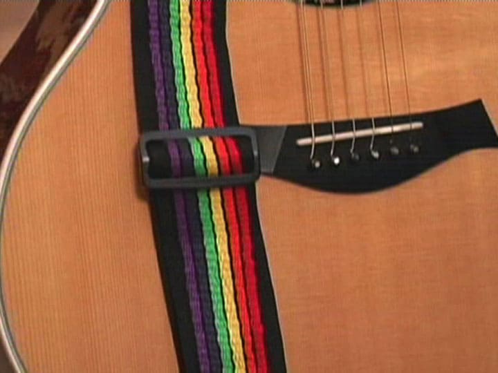 how to use guitar strap