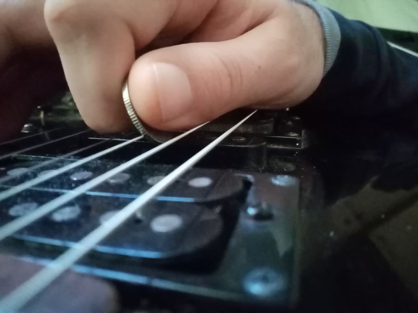 Can You Use Coin As a Guitar Pick? - Guitar Unit